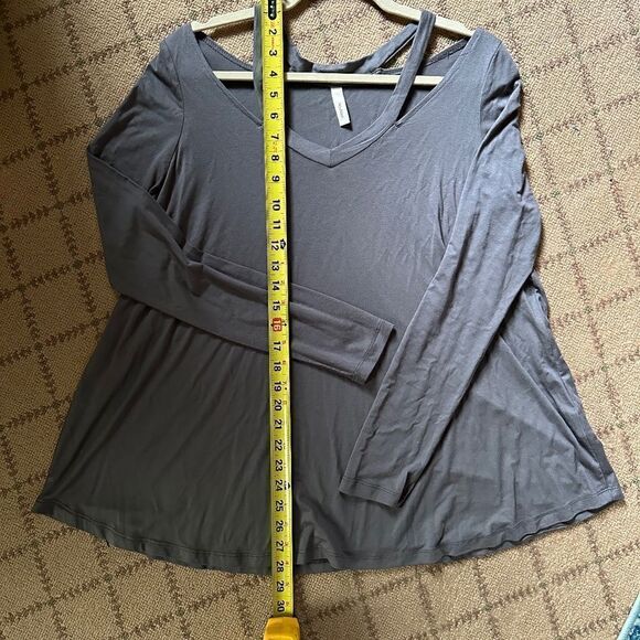 Wishlist gray jersey knit flare long sleeve top with cutouts at neckline S NWOT - Picture 5 of 12